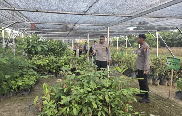 Kapolres Kampar Cek Bank Pohon Setia, Siram Bibit Dukung Green Policing