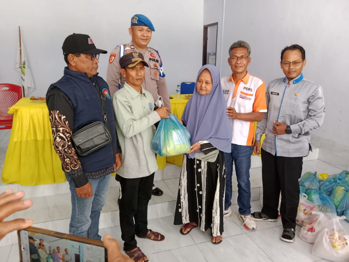 Polsek Tapung Hulu Bersama Insan Pers Salurkan Bansos Rutin Akhir Bulan