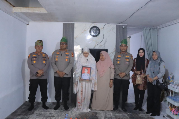 Dampingi Wakapolres, Kapolres Kampar Serahkan Penghargaan Anumerta Kepada Keluarga Alm. Ipda Apendra