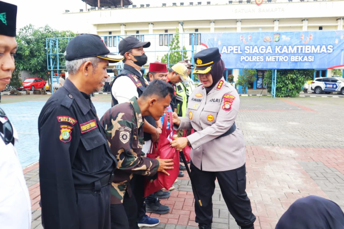 Polres Metro Bekasi Bagikan 500 Paket Sembako Usai Apel Siaga Kamtibmas, Perkuat Sinergi dengan Masyarakat