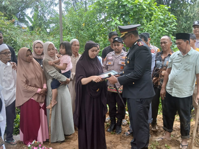 Kapolri Berikan Kenaikan Pangkat Luar Biasa kepada Aiptu Apendra yang Gugur Kawal Malam Takbiran
