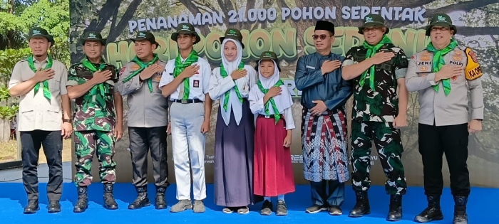 Hari Pohon, Kapolda Riau Pimpin Penanaman 21.000 Pohon Bareng 500 Siswa
