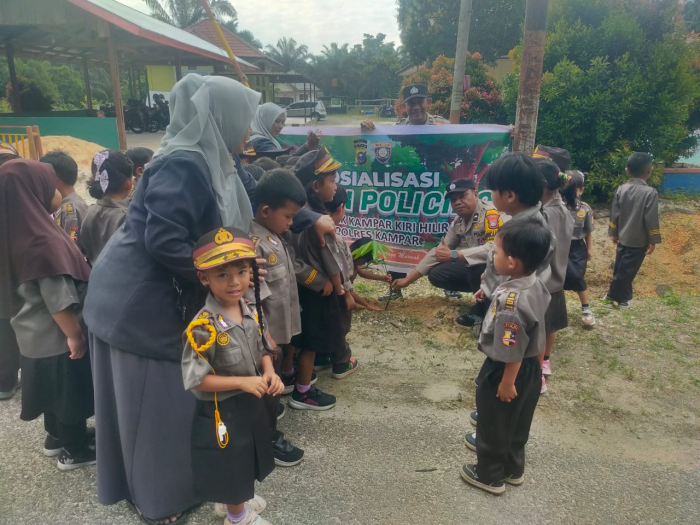 Murid TK Mutiara Hijaukan Polsek Kampar Kiri Hilir dengan Tanam Pohon!