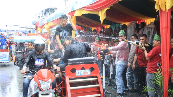 Meriahnya Festival Perang Air di Riau: Merawat Tradisi, Jaga Persaudaraan