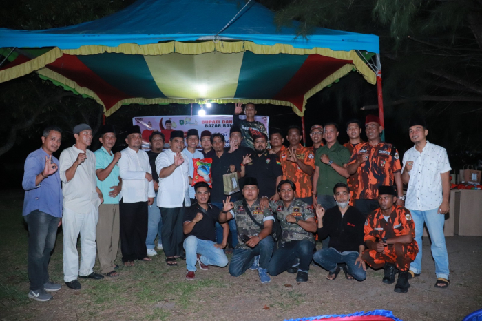 Bupati Kasmarni Bagikan Paket Sembako Untuk Masyarakat di Bazar Ramadhan Bersama Bermasa