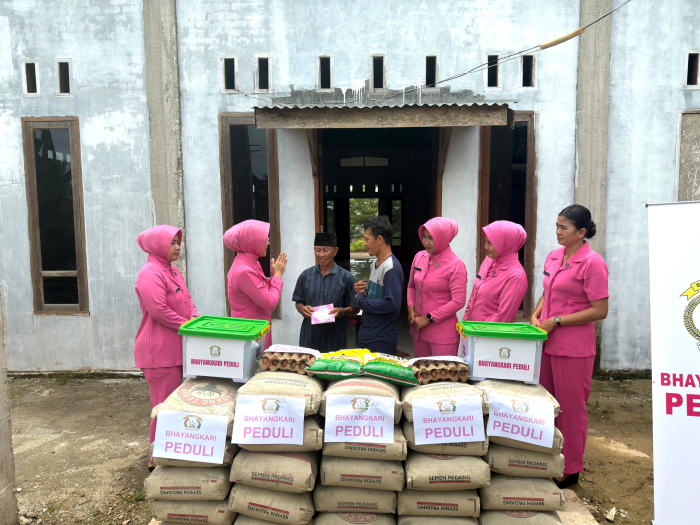 Sentuhan Nyata Bhayangkari Tapung Hulu Dukung Pembangunan Masjid Ar-Rayhan