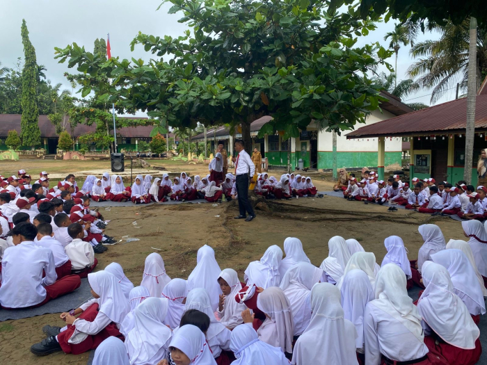 Polsek XIII Koto Kampar Sosialisasi Bahaya Narkoba dan Bullying di SD 02 Batu Bersurat