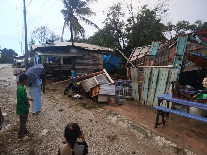 Warung Sate di Desa Padang Mutung Porak Poranda Akibat Angin Puting Beliung