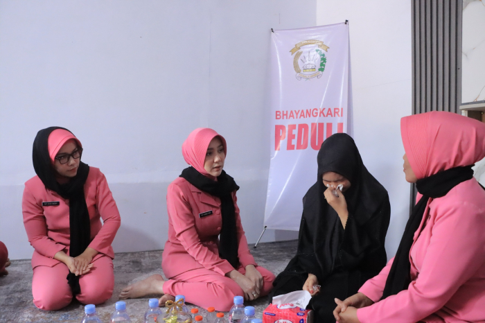 Sentuhan Hangat Bhayangkari untuk Keluarga Alm. Aiptu Apendra