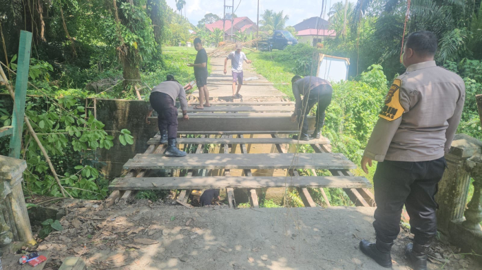 Personil Polda Riau dan Polres Kampar Semangat Selesaikan 3 Jembatan di Kuok, Progres Tertinggi Capai 70%