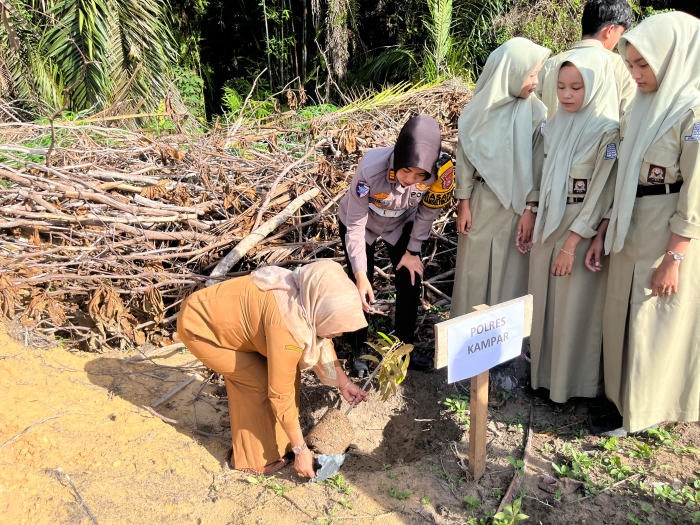 Satlantas Polres Kampar Rangkap Tugas, Sosialisasi Operasi Zebra, Panen Jagung, Hijaukan Sekolah, Mantap!