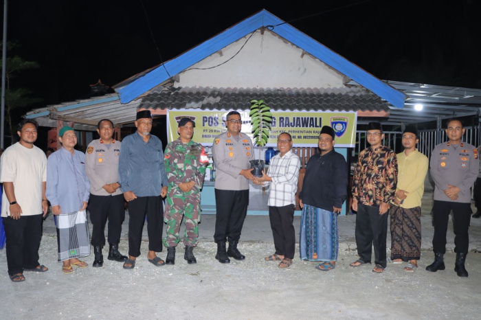 Kapolres Kampar Kunjungi Pos Satkamling Desa Hangtuah, Serahkan Bantuan dan Dengarkan Aspirasi Warga  