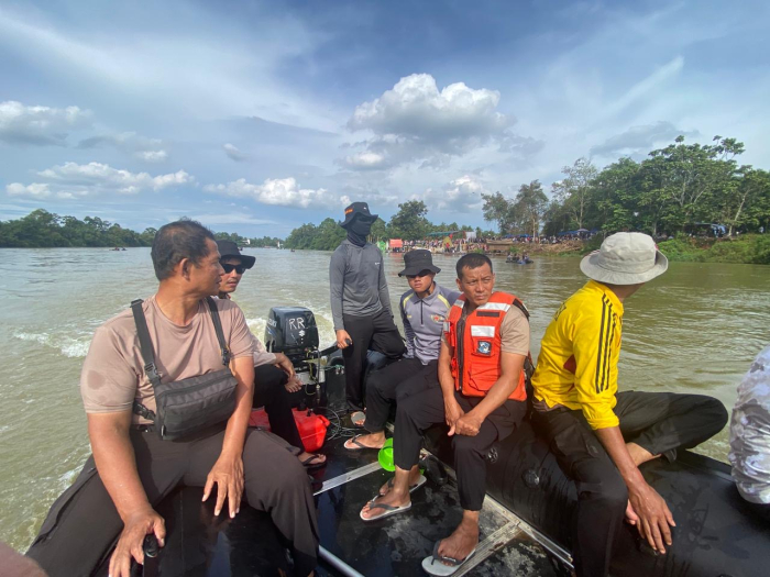 Turun Langsung ke Sungai, Kasat Samapta Pastikan Keamanan Balimau Kasai Jelang Ramadhan!