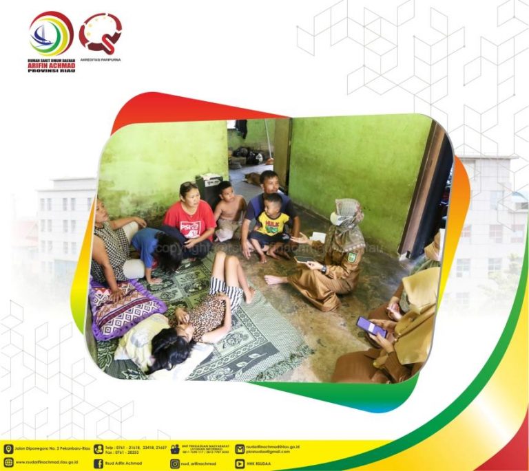 Direktur RSUD Arifin Achmad Provinsi Riau,Mengunjungi Pasien Kurang Mampu