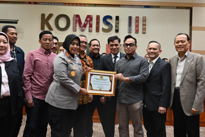 Komisi III DPR RI Beri Penghargaan ke Kapolres Metro Bekasi atas keberhasilan mengawal konflik