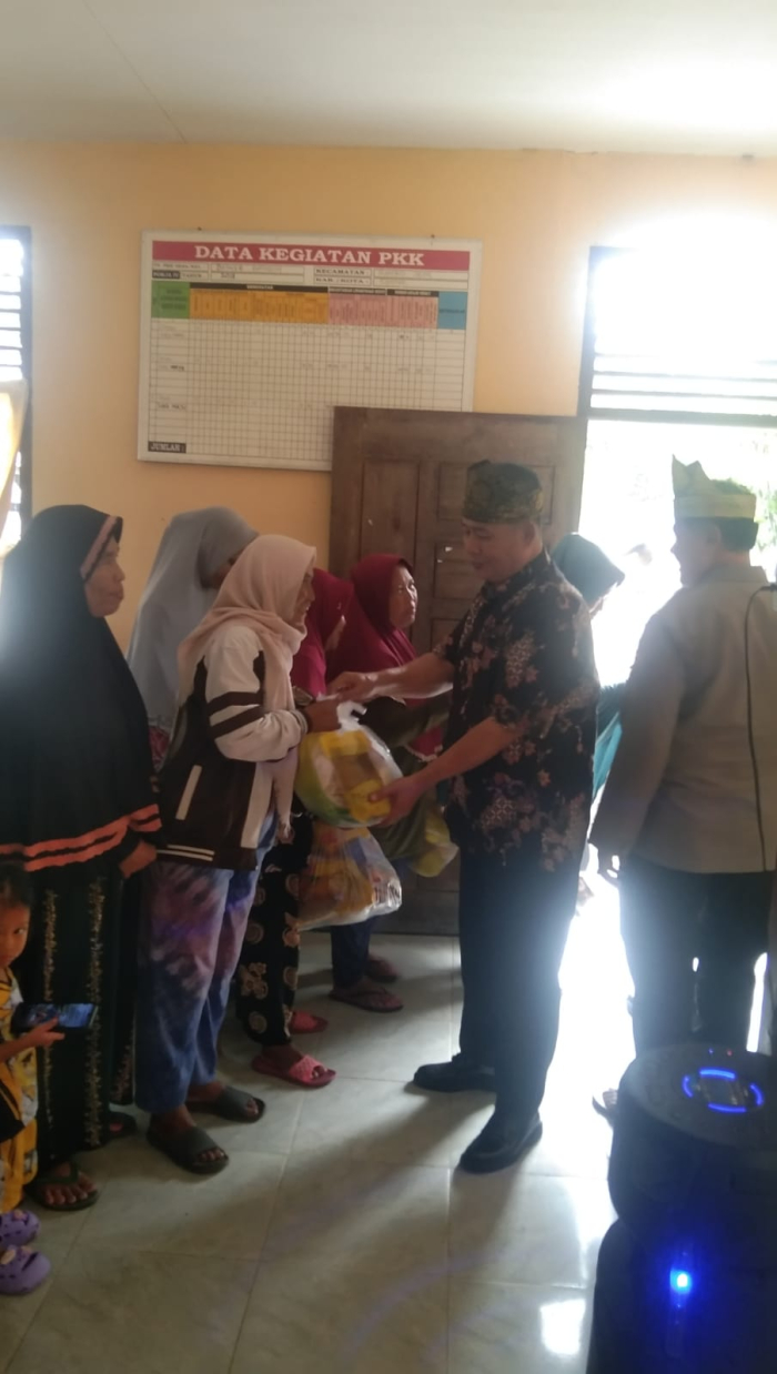 Jumat Berkah, Polsek Kampar Berbagi Sembako di Rumbio Jaya!